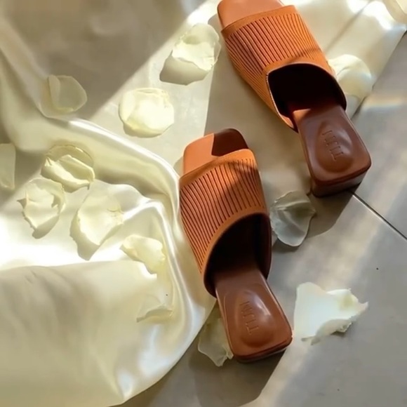 BLOGGER FAVE! slip on sandal - Picture 6 of 9